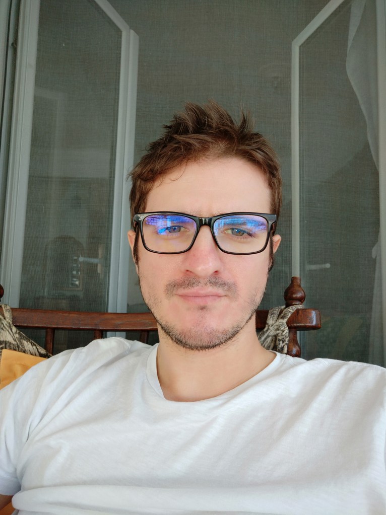 Δουλεύει ως Digital Marketer in-house στη SmartEar, Earmedical, Soundz.