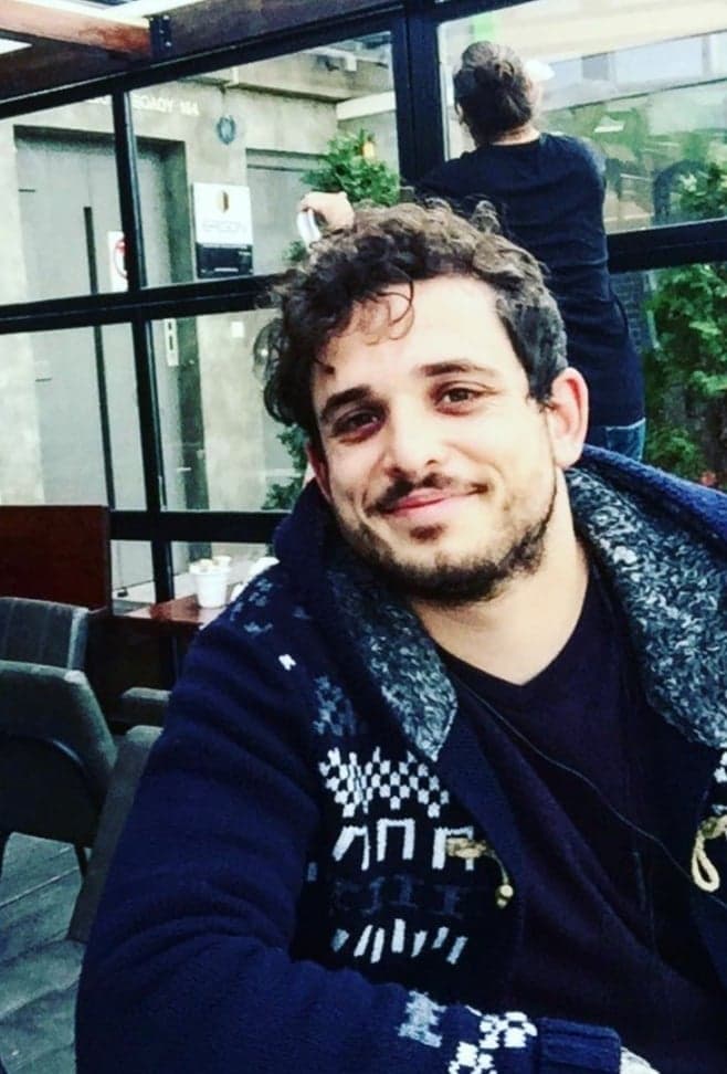 Ο Θάνος είναι μαθηματικός ο οποίος κατέχει τον Μεταπτυχιακό τίτλο σπουδών «Μεθοδολογία Έρευνας στη Βιοϊατρική, Βιοστατιστική και Κλινική Βιοπληροφορική» του Πανεπιστημίου Θεσσαλίας